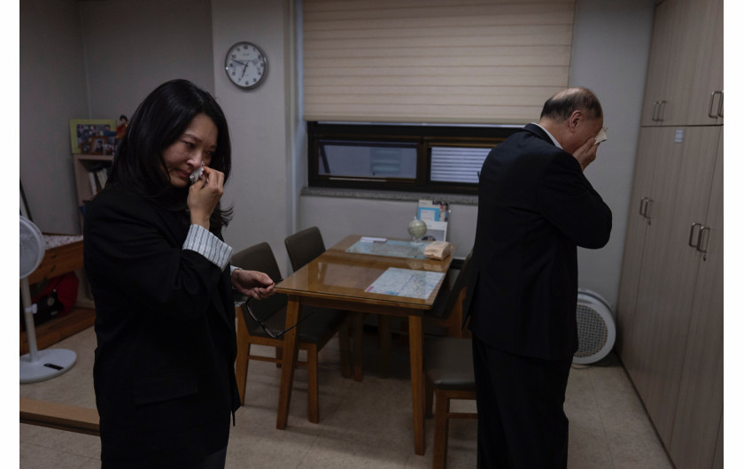Fot. Jae C. Hong, Associated Press, Korea Adoption Fraud, nagroda w kat. regionalnej Asia-Pacific and Oceania / World Press Photo 2025Nicole Motta (z lewej) i jej biologiczny ojciec Jang Dae-chang ocierają łzy po emocjonalnym spotkaniu, około 40 lat po ich rozstaniu. Seul, 31 maja 2024 r.

Dokumenty Nicole mówią, że została adoptowana z koreańskiego sierocińca w 1985 roku, po tym jak trafiła pod opiekę sąsiadów. Dae-chang mówi, że jego rodzina została rozłączona po upadku jego biznesu. Kiedy próbował odnaleźć Nicole, dowiedział się, że krewny ją oddał. Około 200 000 koreańskich dzieci zostało wysłanych na adopcję do USA od lat pięćdziesiątych XX wieku. Dochodzenie Associated Press ujawniło dowody na fałszowanie dokumentacji w wielu z tych przypadków. Dzieci takie jak Nicole dorastały w poszukiwaniu swoich korzeni, ale odkryły, że ich historia życia nie jest taka, jak im się wydawało