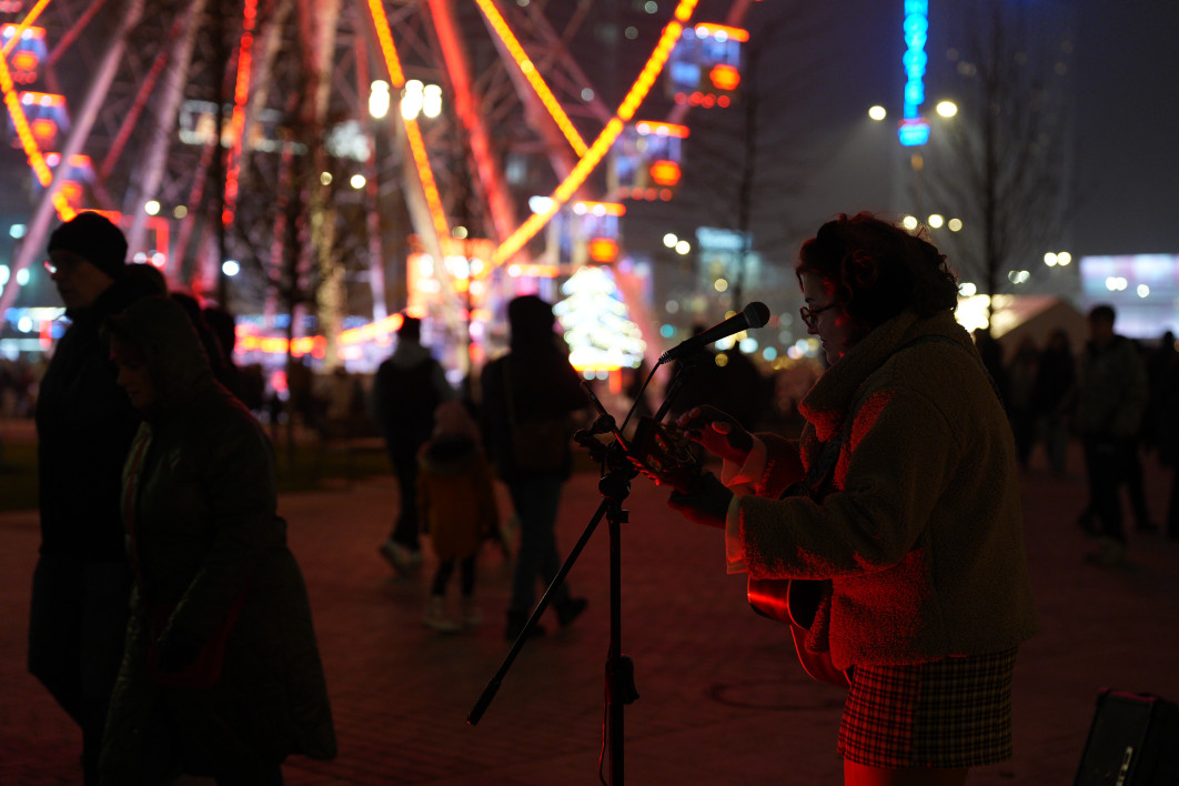 1/125 s, f/2.2, ISO 2000, 57.0 mm