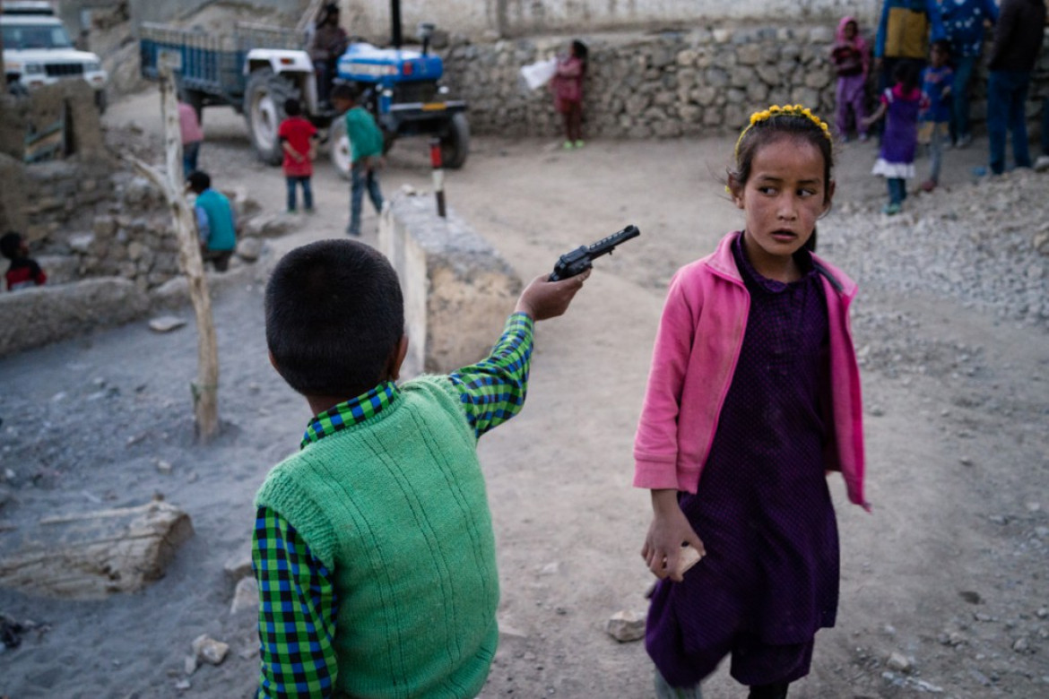 fot. Joanna Mrówka / Agencja Forum, 1. miejsce w kategorii Życie Codzienne. Zabawa dzieci w Indiach, gdzie 65 proc. mężczyzn uważa, że przemoc wobec kobiet jest dozwolona.
