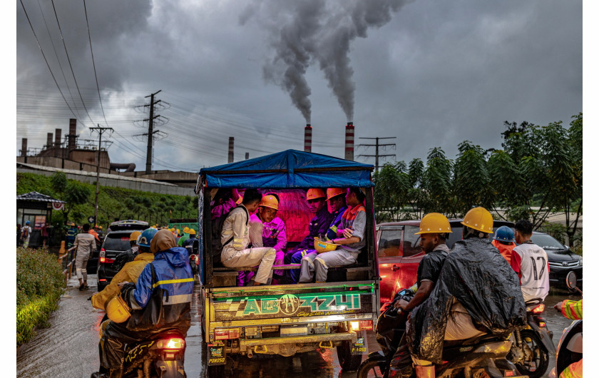 Fot. Mas Agung Wilis Yudha Baskoro, The Impact of Nickel Mining on Halmahera Island, nagroda w kat. regionalnej Asia-Pacific and Oceania / World Press Photo 2025Robotnicy jadą w kierunku zakładu wytapiania i przetwarzania niklu. Weda, Halmahera, Indonezja, 12 sierpnia 2024 r.
Wydobycie niklu w Indonezji wzrosło w ciągu ostatniej dekady, a Weda Bay odpowiada obecnie za 17% światowej produkcji metalu niezbędnego do produkcji akumulatorów do pojazdów elektrycznych i magazynowania energii odnawialnej. Badania wskazują, że wylesianie spowodowane wydobyciem prowadzi do dłuższych i częstszych powodzi. Wzrosło również zanieczyszczenie powietrza spowodowane wytopem niklu i produkcją energii z węgla, a jeden z lokalnych ośrodków zdrowia odnotował 25-krotny wzrost zachorowań na choroby układu oddechowego w latach 2020-2023.