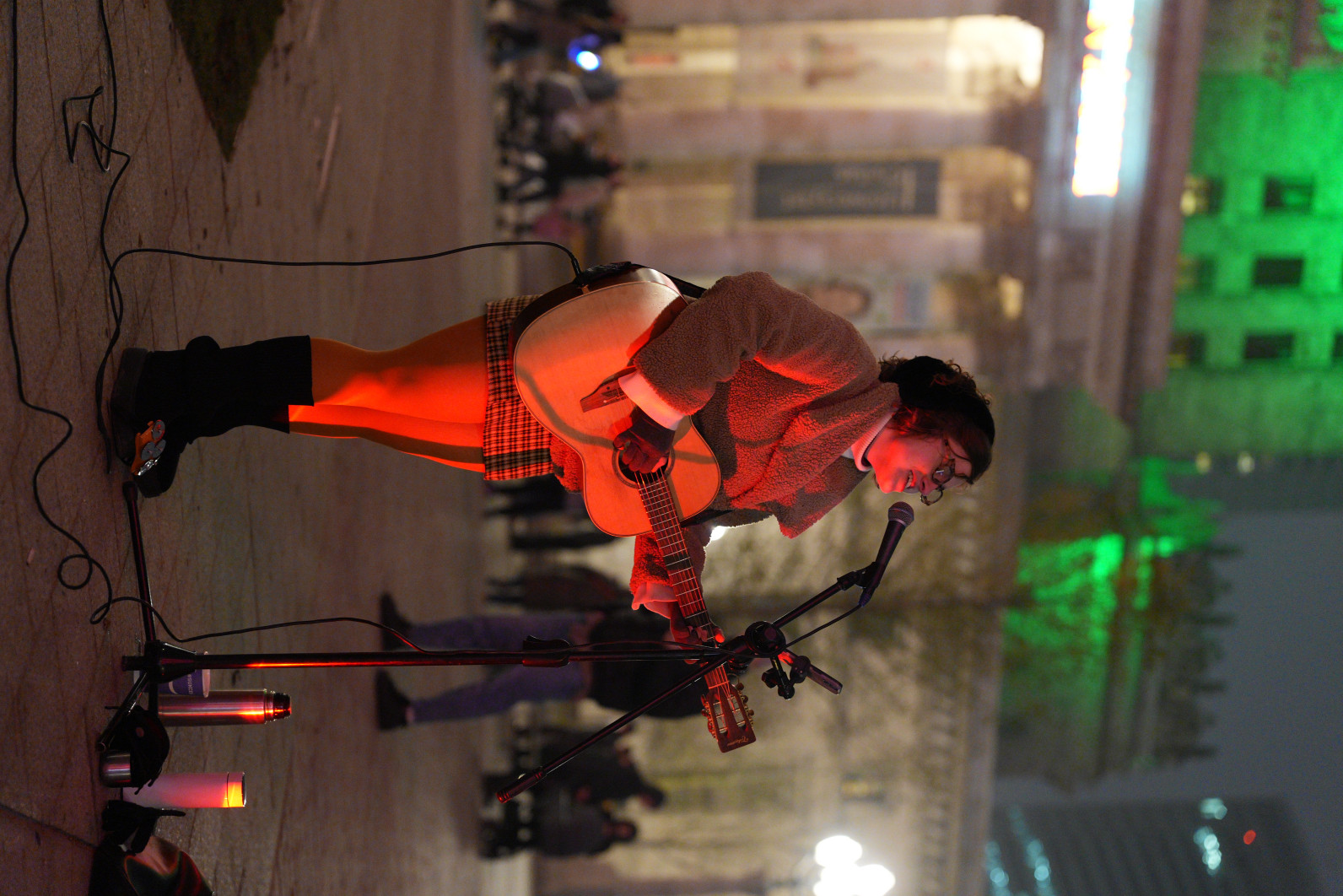 1/125 s, f/2.2, ISO 6400, 70.0 mm