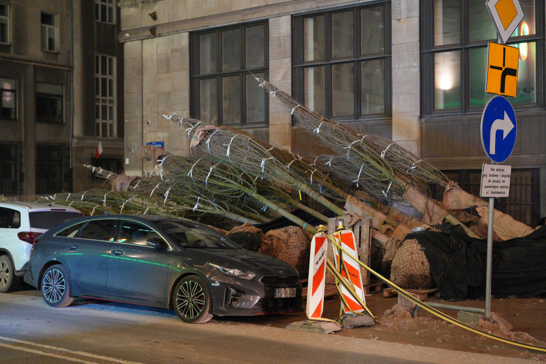 1/125 s, f/2.2, ISO 12800, 51.0 mm