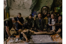 Fot. Nanna Heitmann, Magnum Photos, "Underground Field Hospital", nagroda w kat. regionalnej Europe / World Press Photo 2025<br></br><br></br>Żołnierz ranny w pobliżu miasta Bakhmut leży w szpitalu polowym w podziemnej winiarni. Później amputowano mu lewą nogę i rękę. Donbas, Ukraina, 22 stycznia 2024 r. <br></br><br></br>
Żołnierz został wcielony do walki ze wspieraną przez Rosję separatystyczną „republiką” Doniecką we wschodniej Ukrainie 22 lutego 2022 r., na dwa dni przed pełną inwazją Rosji na ten kraj. Później Rosja jednostronnie zaanektowała to terytorium, a milicja, która go wcieliła, została połączona w jednostkę armii rosyjskiej. Rosja zajęła ogromne połacie wschodniej Ukrainy, a miasto Bachmut było świadkiem jednych z najkrwawszych bitew tej wojny