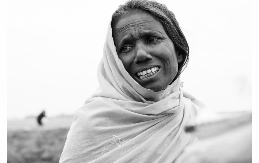 fot. Marcin Zaborowski, „National Geographic Polska”, I miejsce w kategorii WYDARZENIA

Bangladesz. Droga Teknaf-Shah Porir Dwip. Kobieta stoi przy namiocie straży granicznej, w którym wydawane są przepustki do pobliskiego punktu tranzytowego. Tej nocy przypłynęła łodzią do zachodniego wybrzeża wyspy Shah Porir Dwip wraz z pozostałymi Rohingjami, którzy uciekli z Birmy do pobliskiego Bangladeszu. Kobieta płacze, bo choć po kilku godzinach czekania otrzymała w końcu przepustkę do dalszej drogi, została rozdzielona z mieszkańcami swojej wioski, jedynymi ludźmi, których zna. To zawsze jest dla uchodźców trudnym doświadczeniem – w grupie łatwiej przetrwać. 29 października 2017