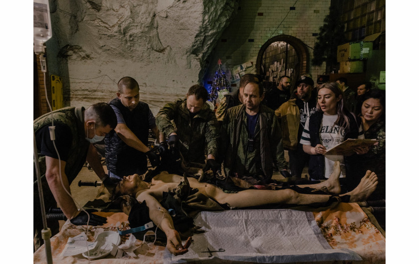 Fot. Nanna Heitmann, Magnum Photos, Underground Field Hospital, nagroda w kat. regionalnej Europe / World Press Photo 2025Żołnierz ranny w pobliżu miasta Bakhmut leży w szpitalu polowym w podziemnej winiarni. Później amputowano mu lewą nogę i rękę. Donbas, Ukraina, 22 stycznia 2024 r. 
Żołnierz został wcielony do walki ze wspieraną przez Rosję separatystyczną „republiką” Doniecką we wschodniej Ukrainie 22 lutego 2022 r., na dwa dni przed pełną inwazją Rosji na ten kraj. Później Rosja jednostronnie zaanektowała to terytorium, a milicja, która go wcieliła, została połączona w jednostkę armii rosyjskiej. Rosja zajęła ogromne połacie wschodniej Ukrainy, a miasto Bachmut było świadkiem jednych z najkrwawszych bitew tej wojny