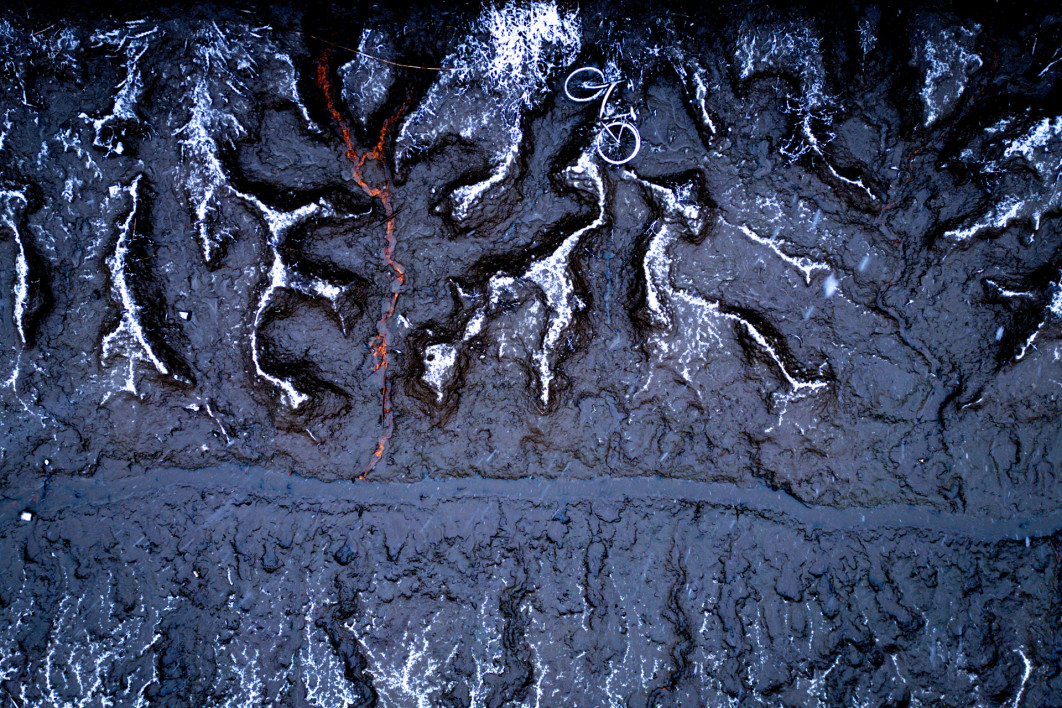 Fot. Sam Mannaerts, &quot;Bike Tides&quot;, 1. miejsce w kat. Nature of &quot;De Langnden&quot; / Nature Photographer of the Year 2025