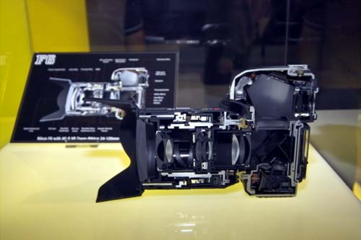Jak wygląda Nikon F6 w środku?
