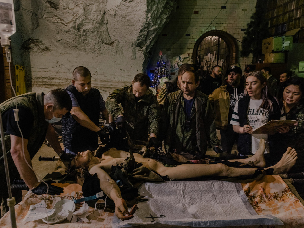 Fot. Nanna Heitmann, Magnum Photos, "Underground Field Hospital", nagroda w kat. regionalnej Europe / World Press Photo 2025<br></br><br></br>Żołnierz ranny w pobliżu miasta Bakhmut leży w szpitalu polowym w podziemnej winiarni. Później amputowano mu lewą nogę i rękę. Donbas, Ukraina, 22 stycznia 2024 r. <br></br><br></br>
Żołnierz został wcielony do walki ze wspieraną przez Rosję separatystyczną „republiką” Doniecką we wschodniej Ukrainie 22 lutego 2022 r., na dwa dni przed pełną inwazją Rosji na ten kraj. Później Rosja jednostronnie zaanektowała to terytorium, a milicja, która go wcieliła, została połączona w jednostkę armii rosyjskiej. Rosja zajęła ogromne połacie wschodniej Ukrainy, a miasto Bachmut było świadkiem jednych z najkrwawszych bitew tej wojny
