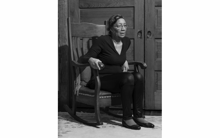 Fot. Philip Montgomery, The New York Times Magazine,  Constance Wynn II, Wilkes-Barre, Pennsylvania, 2025, nagroda w kat. regionalnej North & Central America / World Press Photo 2025W dniu wyborów Constance Wynn siedzi w salonie swojego rodzinnego domu. Jej przodkowie uniknęli niewolnictwa, uciekając do Pensylwanii - pierwszego stanu, który stał się przystanią dla zniewolonych ludzi po uchwaleniu pierwszej ustawy o stopniowej abolicji. Hrabstwo Luzerne, Pensylwania, Stany Zjednoczone, 5 listopada 2024 r.Ten obraz przedstawia niespokojny moment w dniu wyborów prezydenckich w USA w 2024 roku. Constance Wynn właśnie pobrała Project 2025 - 900-stronicowy dokument wydany przez konserwatywną Heritage Foundation, wzywający do szeroko zakrojonej zrestrukturyzacji rząd federalnego i likwidacji wielu praw obywatelskich. Philip Montgomery spędził tygodnie w hrabstwie Luzerne, gdzie w ciągu ostatnich 12 lat wzorce głosowania zmieniły się z faworyzujących Demokratów na Republikanów. Odwiedził domy, miejsca spotkań, wiece, firmy i kościoły, aby ujawnić złożoność politycznie znaczącego hrabstwa, w którym coraz więcej głosujących popiera Donalda Trumpa.