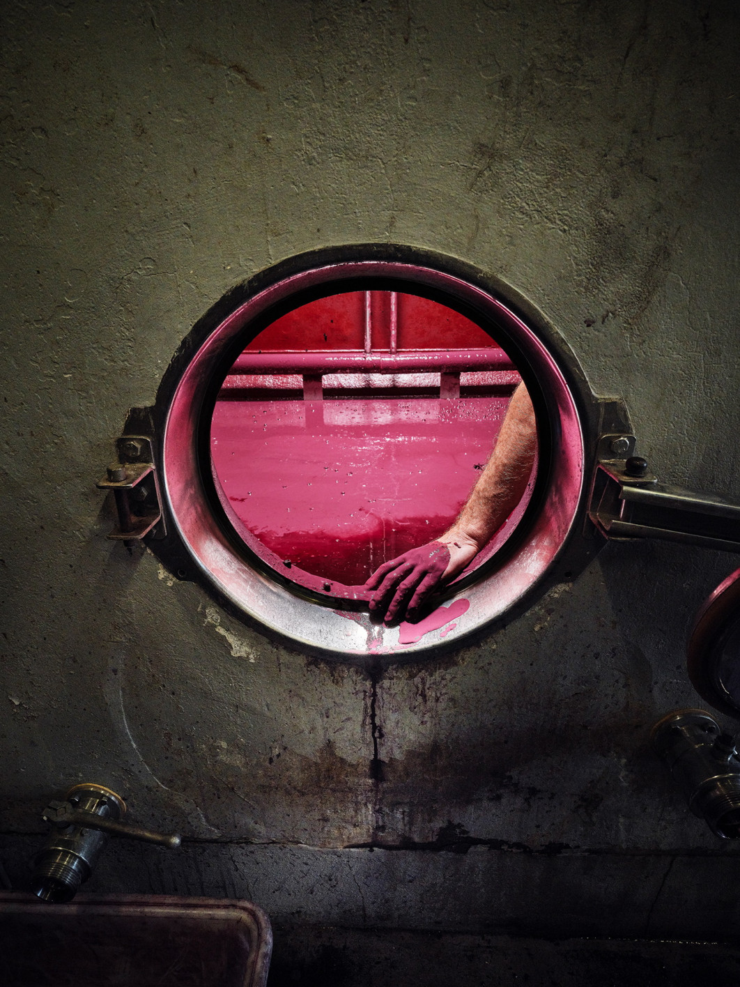 Fot. Franck Tremblay, &quot;The Hand in the Vat&quot;, nagroda w kat. Errazuriz Wine Photographer of the Year / World Food Photography Awards by Bimi 2025