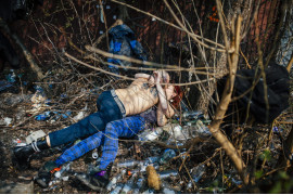 fot. Adam Tuchliński, „Newsweek Polska”, I miejsce w kategorii ŻYCIE CODZIENNE

Katowice. Sid jest punkiem. On i jego znajomi imprezują często w miejscu zwanym dżunglą niedaleko dworca PKP w Katowicach. 5 kwietnia 2017