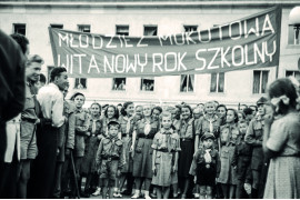 Front walki ideologicznej na polu edukacji był szeroki, nadrzędnym celem było odrzucenie światopoglądu religijnego i kształtowanie młodych pokoleń w duchu światopoglądu materialistycznego. Autor zdjęcia Andrzej Millak /Narodowe Archiwum Cyfrowe.