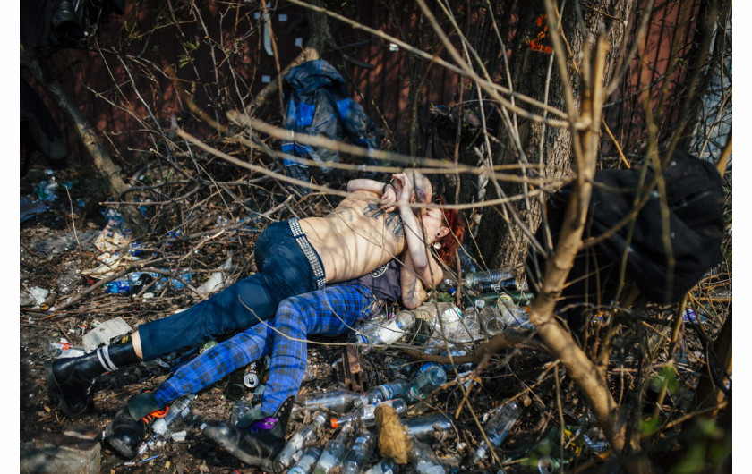 fot. Adam Tuchliński, „Newsweek Polska”, I miejsce w kategorii ŻYCIE CODZIENNE

Katowice. Sid jest punkiem. On i jego znajomi imprezują często w miejscu zwanym dżunglą niedaleko dworca PKP w Katowicach. 5 kwietnia 2017