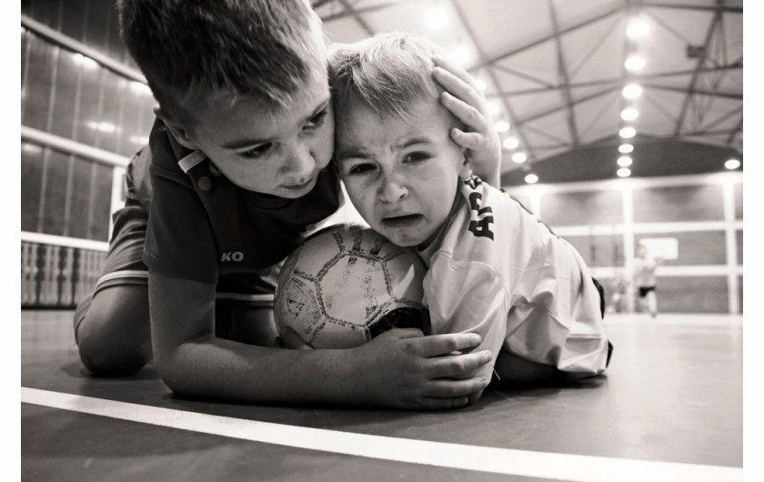 fot. Szymon Górski / Agencja Fotograficzna Press Focus, nominacja w kategorii Sport. Starszy brat pociesza sfaulowanego zawodnika z dziecięcej drużyny gminy Dolice.