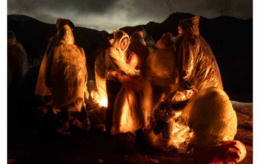 Fot. John Moore, Getty Images, Night Crossing, nagroda w kat. regionalnej North & Central America / World Press Photo 2025Chińscy migranci ogrzewają się podczas zimnego deszczu po przekroczeniu granicy USA-Meksyk. Campo, Kalifornia, 7 marca 2024 r.
Nielegalna imigracja z Chin do Stanów Zjednoczonych wzrosła dramatycznie w ostatnich latach z powodu wielu czynników, w tym trudnej gospodarki i strat finansowych spowodowanych surową polityką dot. pandemii COVID-19. Ludzie emigrują też pod wpływem samouczków, pokazujących jak przedostać się przez granicę, pokazywanych na chińskich platformach społecznościowych. Ten obraz, przedstawia złożone realia migracji, które są często spłaszczane i upolityczniane w dyskursie publicznym.