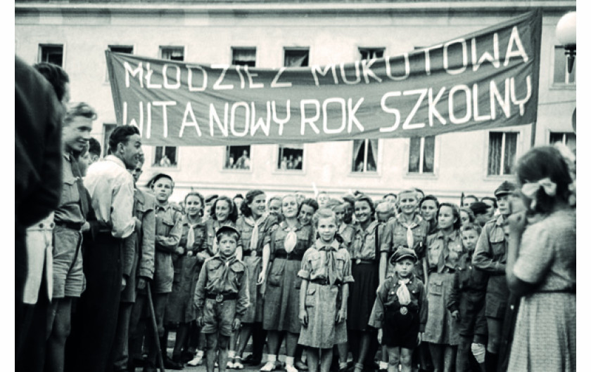 Front walki ideologicznej na polu edukacji był szeroki, nadrzędnym celem było odrzucenie światopoglądu religijnego i kształtowanie młodych pokoleń w duchu światopoglądu materialistycznego. Autor zdjęcia Andrzej Millak /Narodowe Archiwum Cyfrowe.