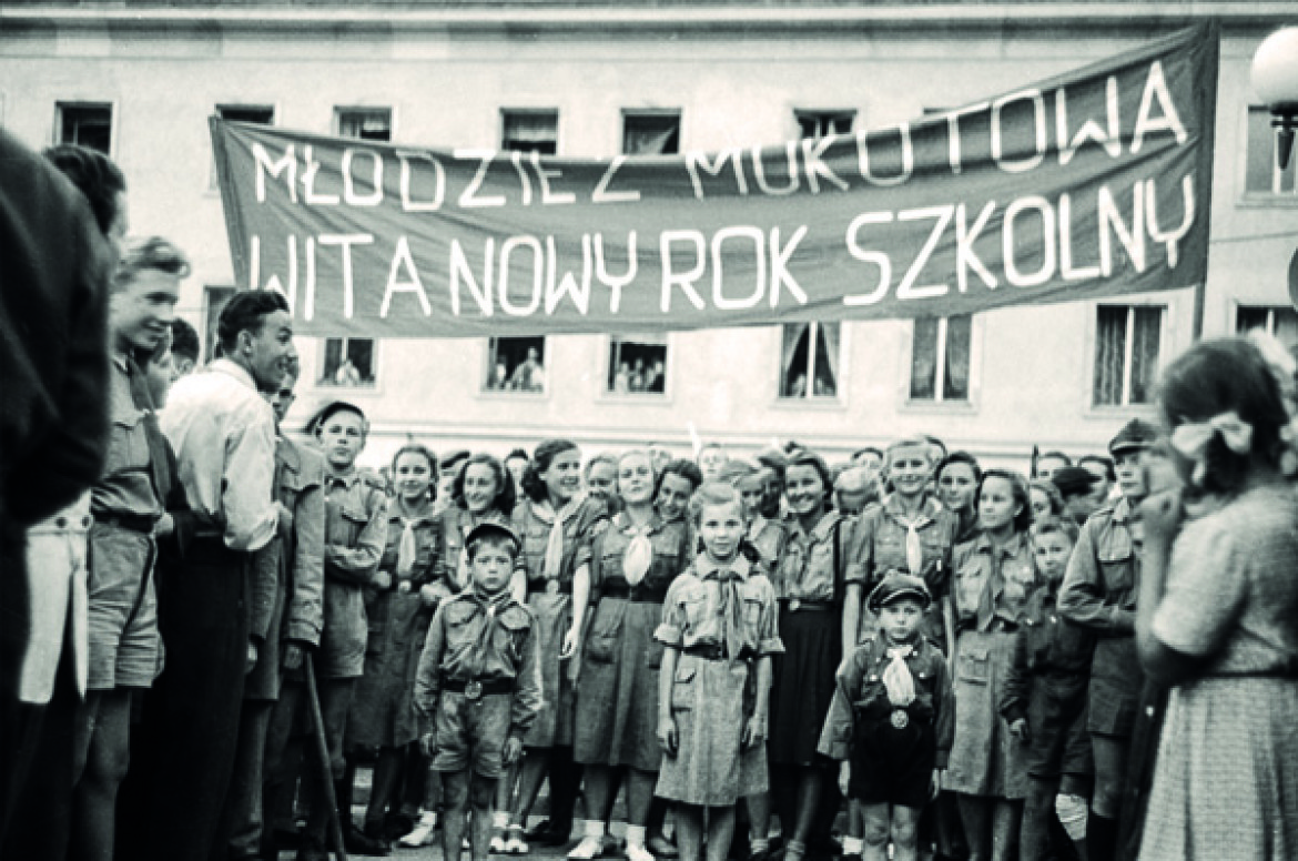 Front walki ideologicznej na polu edukacji był szeroki, nadrzędnym celem było odrzucenie światopoglądu religijnego i kształtowanie młodych pokoleń w duchu światopoglądu materialistycznego. Autor zdjęcia Andrzej Millak /Narodowe Archiwum Cyfrowe.