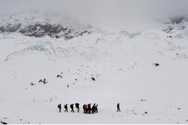 2. miejsce w kategorii "Spot News - cykle", fot. Roberto Schmidt, z cyklu "Avalanche, 25-27 April, Everest Base Camp"