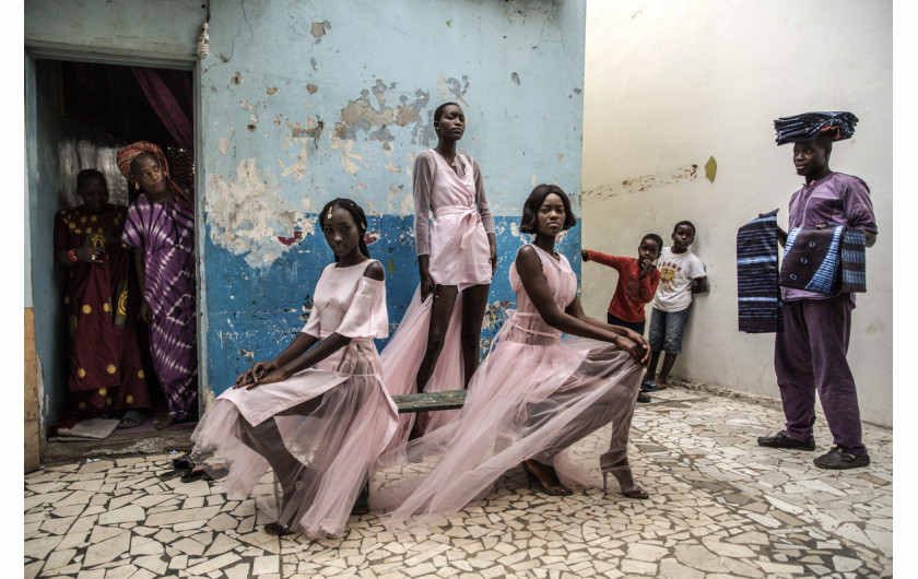 fot. Finbarr O'Reilly, Dakar Fashion, 1. miejsce w kategorii Portraits.

Dakar powoli staje się stolica afrykańskiej mody. To tutaj mieście się siedziba Fashion Africa TV - pierwszej stacji na kontynencie w całości poświęconej modzie. Coroczny Tydzień Mody w Dakarze prezentuje ekstrawaganckie uliczne pokazy mody i przyciąga tysiące widzów z całej stolicy. Na zdjęcia trójka modeli w strojach Adamy Paris, projektantki będącej motorem napędowym tygodnia mody.