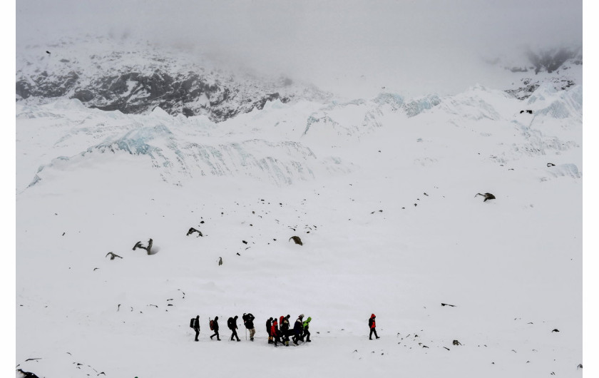 2. miejsce w kategorii Spot News - cykle, fot. Roberto Schmidt, z cyklu Avalanche, 25-27 April, Everest Base Camp