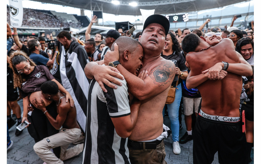 Fot. André Coelho, EFE, Botafogo Fans: Pride and Glory, nagroda w kat. regionalnej South America / World Press Photo 2025Kibice Botafogo świętują zwycięstwo swojej drużyny. Rio de Janeiro, Brazylia, 30 listopada 2024 r.
Dwa najstarsze i najbardziej czcigodne brazylijskie kluby piłkarskie spotkały się na stadionie Mâs Monumental w Buenos Aires w Argentynie na finałowym meczu pucharu Confederación Sudamericana de Fútbol (CONMEBOL) Libertadores. Botafogo, drużyna, która nigdy wcześniej nie zdobyła pucharu, pokonała swoich rywali Atlético Mineiro 3 do 1. Tysiące fanów Botafogo, oglądając mecz na telebimach na stadionie domowym drużyny w Rio de Janeiro w Brazylii, świętuje historyczne zwycięstwo swojej drużyny.