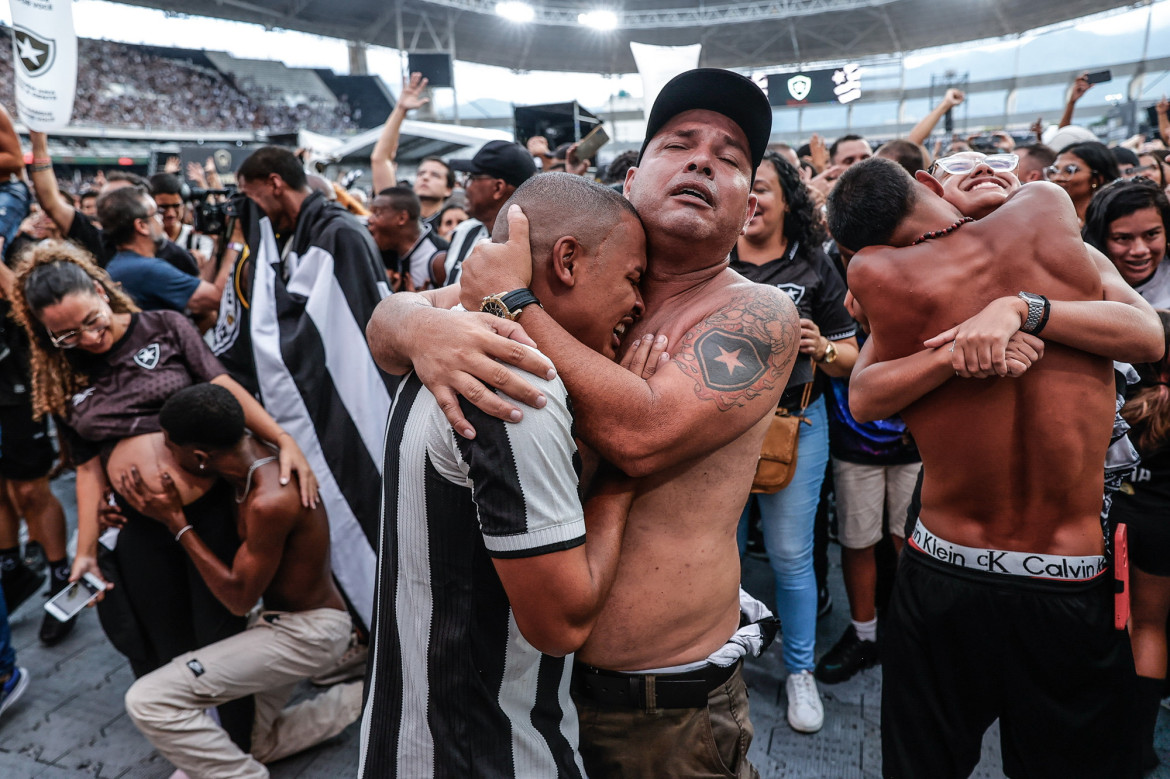 Fot. André Coelho, EFE, "Botafogo Fans: Pride and Glory", nagroda w kat. regionalnej South America / World Press Photo 2025<br></br><br></br>Kibice Botafogo świętują zwycięstwo swojej drużyny. Rio de Janeiro, Brazylia, 30 listopada 2024 r.<br></br><br></br>
Dwa najstarsze i najbardziej czcigodne brazylijskie kluby piłkarskie spotkały się na stadionie Mâs Monumental w Buenos Aires w Argentynie na finałowym meczu pucharu Confederación Sudamericana de Fútbol (CONMEBOL) Libertadores. Botafogo, drużyna, która nigdy wcześniej nie zdobyła pucharu, pokonała swoich rywali Atlético Mineiro 3 do 1. Tysiące fanów Botafogo, oglądając mecz na telebimach na stadionie domowym drużyny w Rio de Janeiro w Brazylii, świętuje historyczne zwycięstwo swojej drużyny.