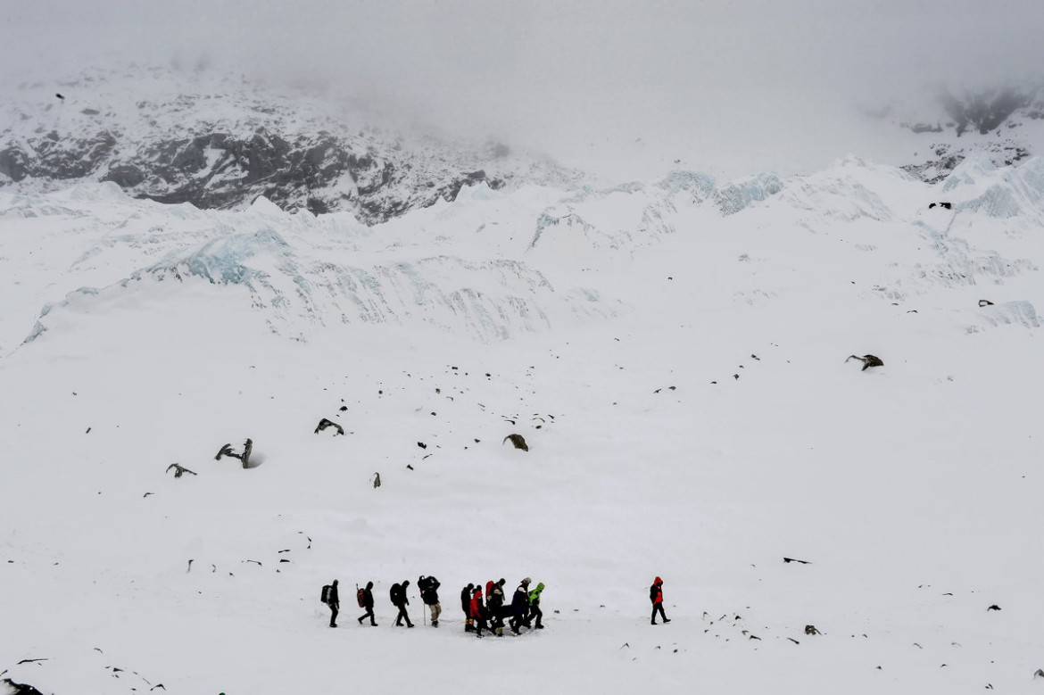 2. miejsce w kategorii "Spot News - cykle", fot. Roberto Schmidt, z cyklu "Avalanche, 25-27 April, Everest Base Camp"