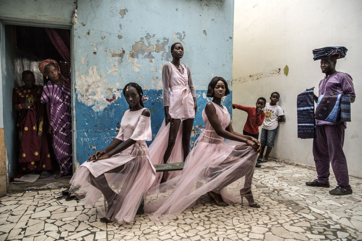 fot. Finbarr O'Reilly, "Dakar Fashion", 1. miejsce w kategorii Portraits.
Dakar powoli staje się stolica afrykańskiej mody. To tutaj mieście się siedziba Fashion Africa TV - pierwszej stacji na kontynencie w całości poświęconej modzie. Coroczny Tydzień Mody w Dakarze prezentuje ekstrawaganckie uliczne pokazy mody i przyciąga tysiące widzów z całej stolicy. Na zdjęcia trójka modeli w strojach Adamy Paris, projektantki będącej motorem napędowym tygodnia mody.