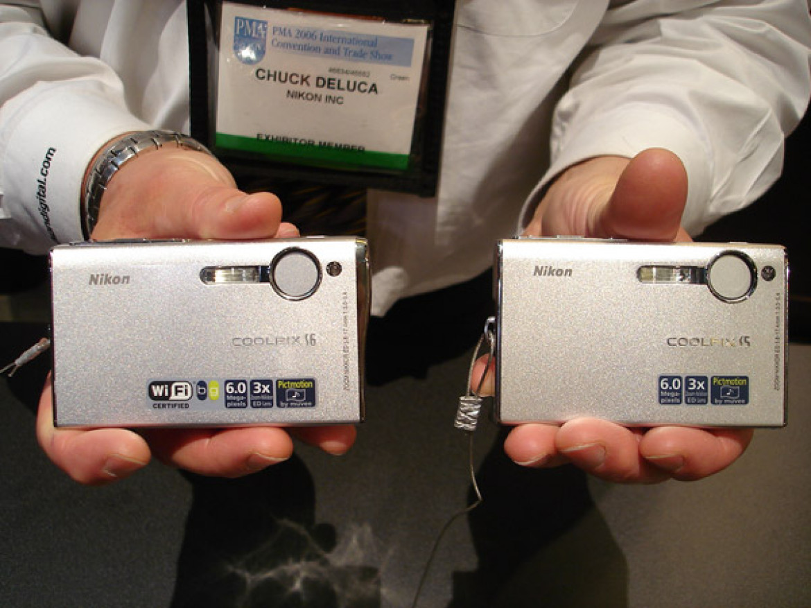 Nikon Coolpix S6 (z lewej) i S5