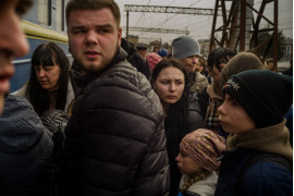 Ludzie, uciekający przed wojną, wsiadają do pociągu ewakuacyjnego odjeżdżającego z Kramatorska.
29 marca 2022, Kramatorsk, Ukraina fot. Wojciech Grzedzinski