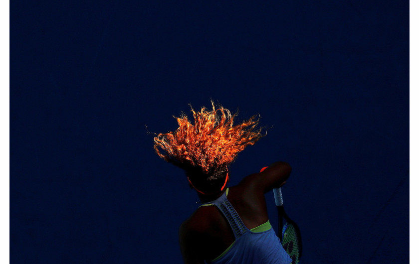 fot. David Gray, Reuters, Sunlight Serve, 2. miejsce w kategorii Sports.

Naomi Osaka serwuje w meczu przeciwko Simonie Halep podczas Australian Open, 22 stycznia 2018 roku. Osaka w ciągu roku awansowała w światowych rankingach z miejsca 71. na 1.