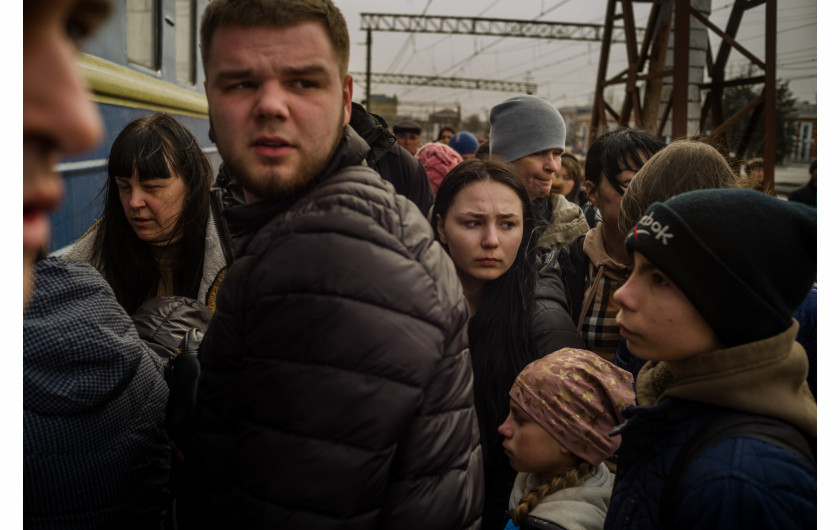Ludzie, uciekający przed wojną, wsiadają do pociągu ewakuacyjnego odjeżdżającego z Kramatorska.
29 marca 2022, Kramatorsk, Ukraina fot. Wojciech Grzedzinski