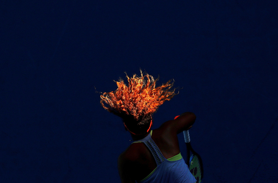 fot. David Gray, Reuters, "Sunlight Serve", 2. miejsce w kategorii Sports.

Naomi Osaka serwuje w meczu przeciwko Simonie Halep podczas Australian Open, 22 stycznia 2018 roku. Osaka w ciągu roku awansowała w światowych rankingach z miejsca 71. na 1.