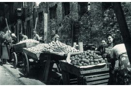 W 1947 roku władza komunistyczna postanowiła rozprawić się z drobnym handlem. Z inicjatywy Hilarego Minca rozpętała tzw. bitwę o handel. Jej ofiarą padli prywatni sklepikarze, którzy od zawsze byli fundamentem wymiany towarowej. Na zdjęciu – ówczesny handel uliczny w różnych odsłonach. - Autor zdjęcia Stefan Rassalski / Narodowe Archiwum Cyfrowe.