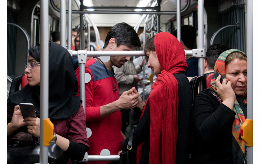 fot. Konstancja Nowina Konopka, Agencja Fotograficzna Edytor, I miejsce w kategorii LUDZIE

Iran. Przestrzeń miejskiego autobusu w Teheranie jest podzielona z przyczyn kulturowo-religijnych. Osobno podróżują kobiety, osobno mężczyźni. Miłość nie zna tych granic. 1 maja 2017