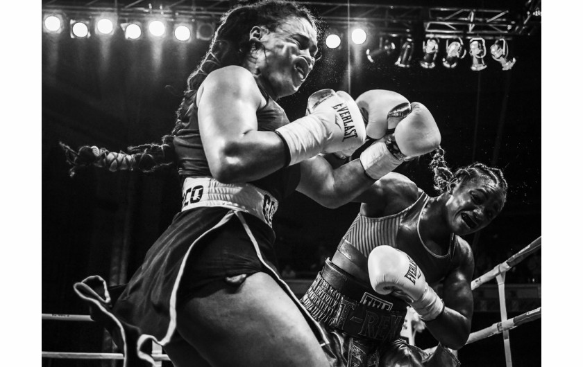 fot. Terrel Groggins, Sunlight Serve, 3. miejsce w kategorii Sports.

Claressa Shields podczas walki bokserskiej z Hanną Gabriels w Masonic Temple w Detroit, 22 czerwca 2018 roku. Shields jest pierwszą amerykanką, która zdobyła złoty medal na Olimpiadzie w boksie.