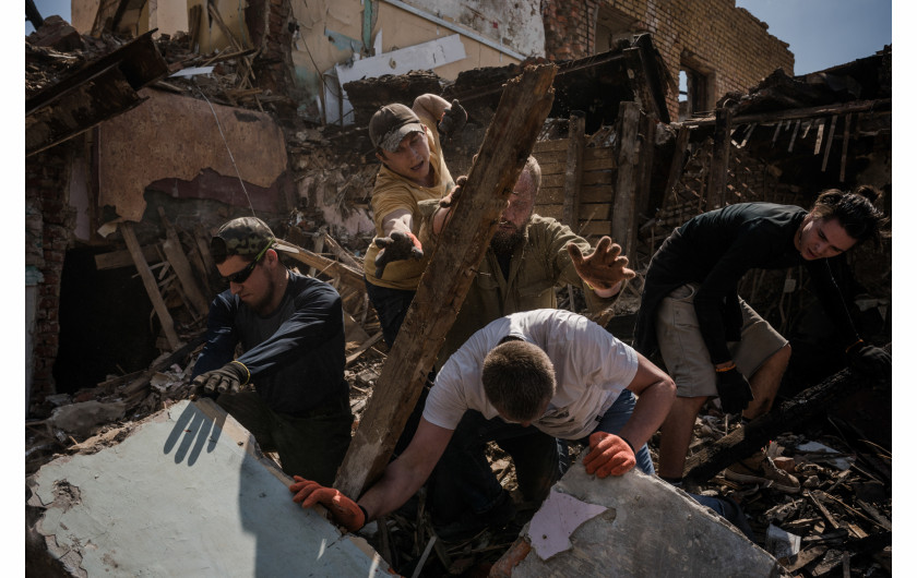 Wolontariusze oczyszczają zbombardowane tereny w Charkowie na Ukrainie, 3 maja 2022 r
fot. Wojciech Grzędziński