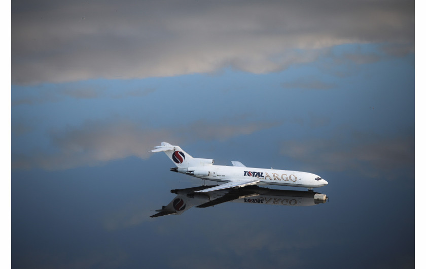Fot. Anselmo Cunha, Agence France-Presse, Aircraft on Flooded Tarmac, nagroda w kat. regionalnej South America / World Press Photo 2025Uwięziony przez powódź Boeing 727-200 na międzynarodowym lotnisku Salgado Filho. Porto Alegre, Rio Grande do Sul, Brazylia, 20 maja 2024 r.
Między kwietniem a czerwcem 2024 r. rekordowe opady deszczu w stanie Rio Grande do Sul w Brazylii doprowadziły do najgorszej powodzi w historii tego obszaru. Ponad pół miliona ludzi zostało przesiedlonych, a ponad 183 zginęło w powodziach. Według naukowców, zmiany klimatyczne - napędzane głównie przez spalanie paliw kopalnych, w tym tych wykorzystywanych w pasażerskich podróżach lotniczych - prawie na pewno nasiliły powodzie. W szerszym kontekście globalnego kryzysu klimatycznego,  obraz samolotu zawieszonego między niebem a wodą staje się złowieszczym symbolem.
