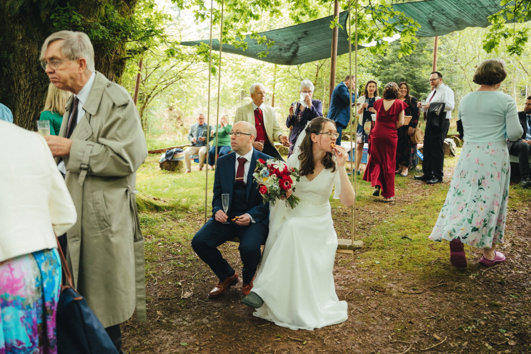 Fot. Emma Stoner, &quot;Rebekah &amp; Andrew at Middle Coombe Farm in Devon&quot;, nagroda w kat. Champagne Taittinger Wedding Food Photographer / World Food Photography Awards by Bimi 2025