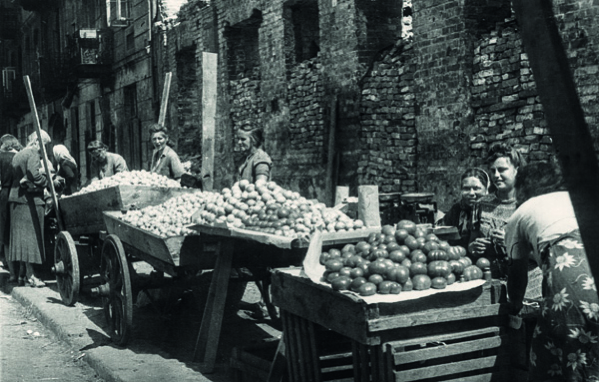 W 1947 roku władza komunistyczna postanowiła rozprawić się z drobnym handlem. Z inicjatywy Hilarego Minca rozpętała tzw. bitwę o handel. Jej ofiarą padli prywatni sklepikarze, którzy od zawsze byli fundamentem wymiany towarowej. Na zdjęciu – ówczesny handel uliczny w różnych odsłonach. - Autor zdjęcia Stefan Rassalski / Narodowe Archiwum Cyfrowe.