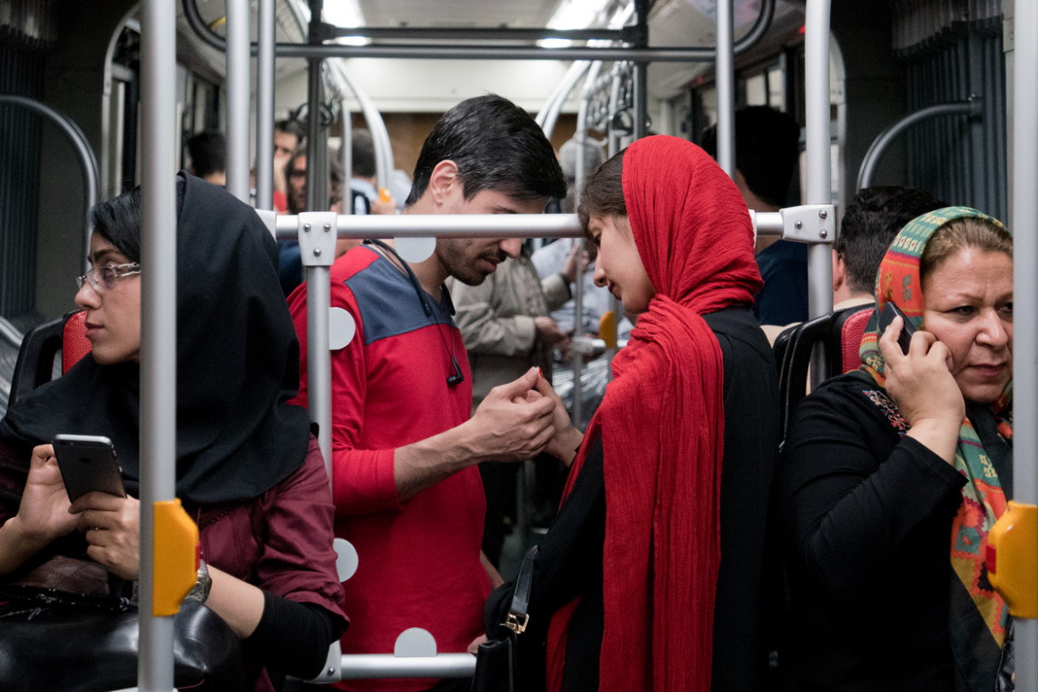 fot. Konstancja Nowina Konopka, Agencja Fotograficzna Edytor, I miejsce w kategorii LUDZIE

Iran. Przestrzeń miejskiego autobusu w Teheranie jest podzielona z przyczyn kulturowo-religijnych. Osobno podróżują kobiety, osobno mężczyźni. Miłość nie zna tych granic. 1 maja 2017