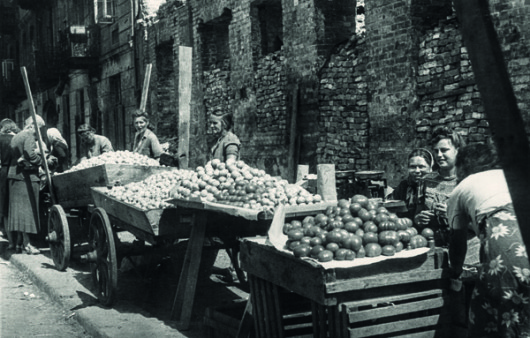 W 1947 roku władza komunistyczna postanowiła rozprawić się z drobnym handlem. Z inicjatywy Hilarego Minca rozpętała tzw. bitwę o handel. Jej ofiarą padli prywatni sklepikarze, którzy od zawsze byli fundamentem wymiany towarowej. Na zdjęciu – ówczesny handel uliczny w różnych odsłonach. - Autor zdjęcia Stefan Rassalski / Narodowe Archiwum Cyfrowe.