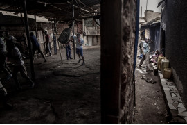 fot. John T Pedersen, "Boxing in Katanga", 1. miejsce w kategorii Sports.

Bokserka Morin Ajambo podczas treningu w klubie bokserskich w Katandze. Kampala, Uganda, 24 marca 2018. Katanga to slumsy zamieszkałe przez ponad 20 tys. osób. Klub ten nie otrzymuje żadnego zewnętrznego wsparcia, mimo to Ajambo, będącej matką siedmiorga dzieci udało się dzięki niemu przedostać do drużyny narodowej.