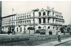 W zniszczonym hotelu Europejskim na Krakowskim Przedmieściu dawni właściciele zaraz po wojnie otworzyli restaurację i zaczęli remont. Nie dokończyli. W 1948 roku gmach przejął MON. - Autor zdjęcia Stefan Rassalski / Narodowe Archiwum Cyfrowe.