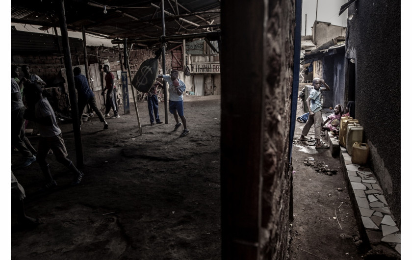 fot. John T Pedersen, Boxing in Katanga, 1. miejsce w kategorii Sports.

Bokserka Morin Ajambo podczas treningu w klubie bokserskich w Katandze. Kampala, Uganda, 24 marca 2018. Katanga to slumsy zamieszkałe przez ponad 20 tys. osób. Klub ten nie otrzymuje żadnego zewnętrznego wsparcia, mimo to Ajambo, będącej matką siedmiorga dzieci udało się dzięki niemu przedostać do drużyny narodowej.