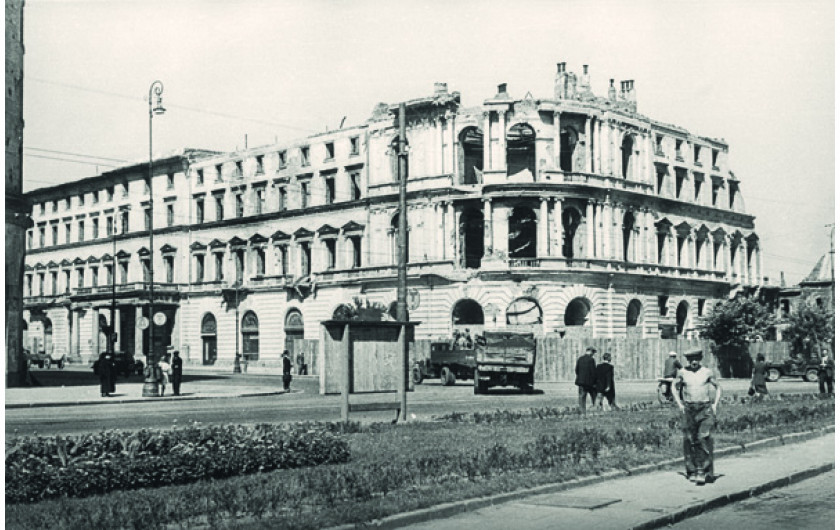 W zniszczonym hotelu Europejskim na Krakowskim Przedmieściu dawni właściciele zaraz po wojnie otworzyli restaurację i zaczęli remont. Nie dokończyli. W 1948 roku gmach przejął MON. - Autor zdjęcia Stefan Rassalski / Narodowe Archiwum Cyfrowe.