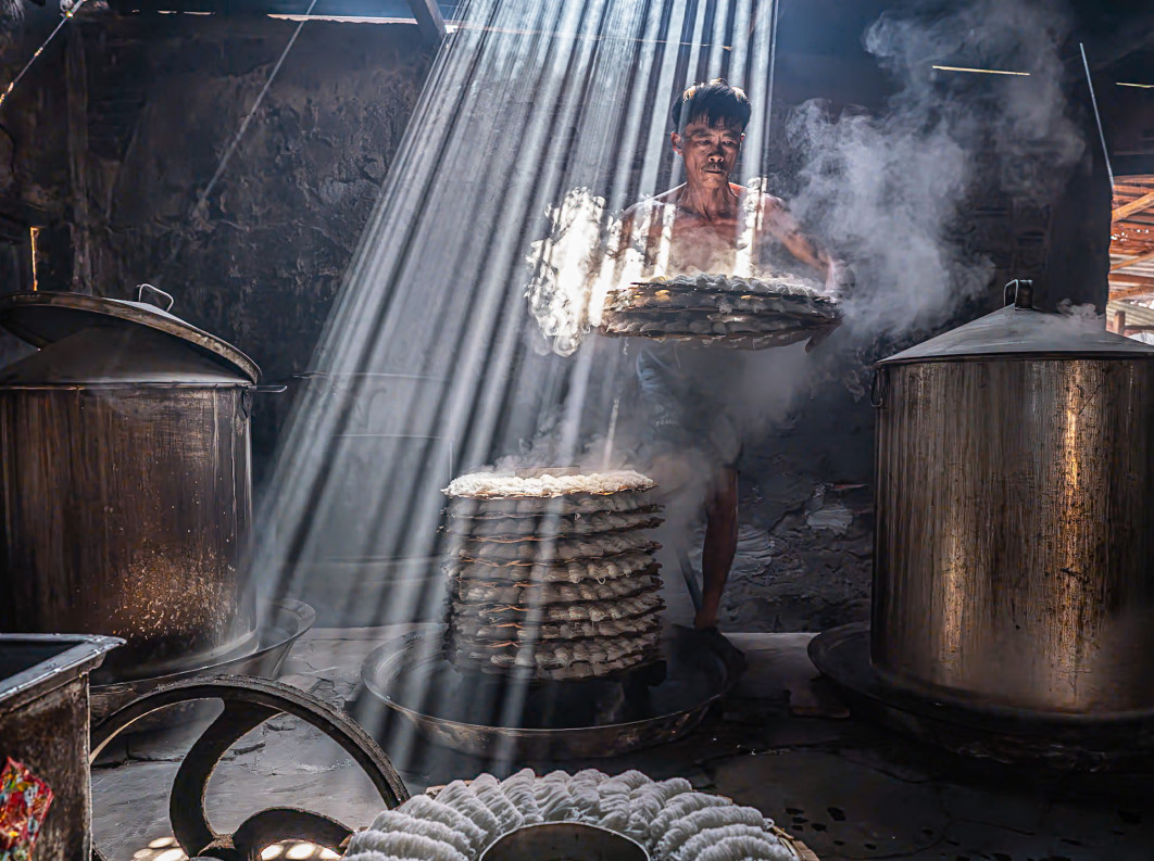 Đặng Hoài Anh, &quot;Banh Hoi Cake&quot;, nagroda w kat. Champagne Taittinger Food for Celebration / World Food Photography Awards by Bimi 2025