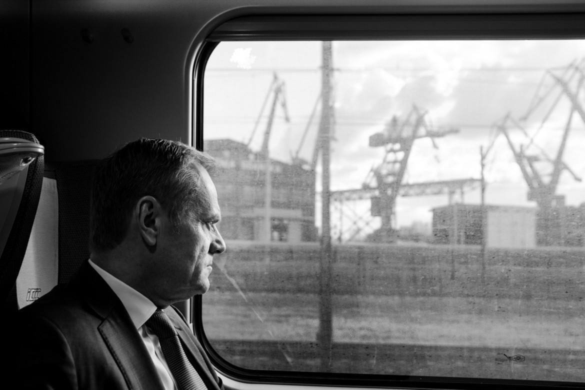 fot. Dominik Werner, Testigo Documentary, dla „Gazety Wyborczej”, II miejsce w kategorii LUDZIE
Gdańsk. Przewodniczący Rady Europejskiej Donald Tusk mija Stocznię Gdańską, jadąc pociągiem na przesłuchanie w Prokuraturze Wojskowej. 19 kwietnia 2017
