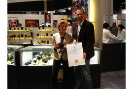 Dennis Hissink wręcza nagrodę DIWA za Nikona D50