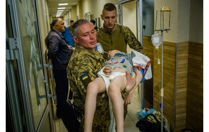 Kramatorsk. Dziesiątki rannych i co najmniej 39 zabitych, w tym czworo dzieci, w rosyjskim ataku rakietowym na stację kolejową, z której odjeżdżały pociągi ewakuacyjne.
Na zdjęciu: ranne dziecko w szpitalu miejskim, 8 kwietnia 2022, Kramatorsk, Ukraina
fot. Wojciech Grzędziński